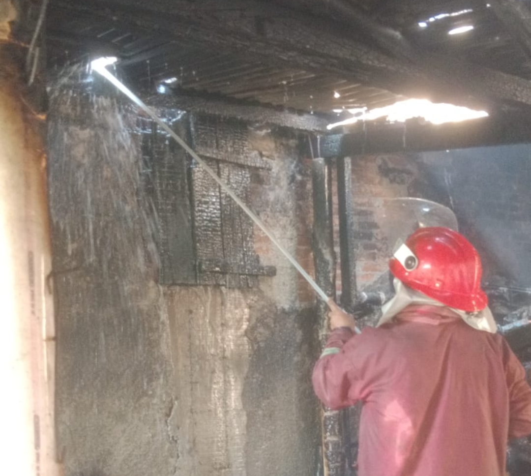 Dapur Rumah di Waled Cirebon Terbakar, Diduga Dipicu Pembakaran Sekam