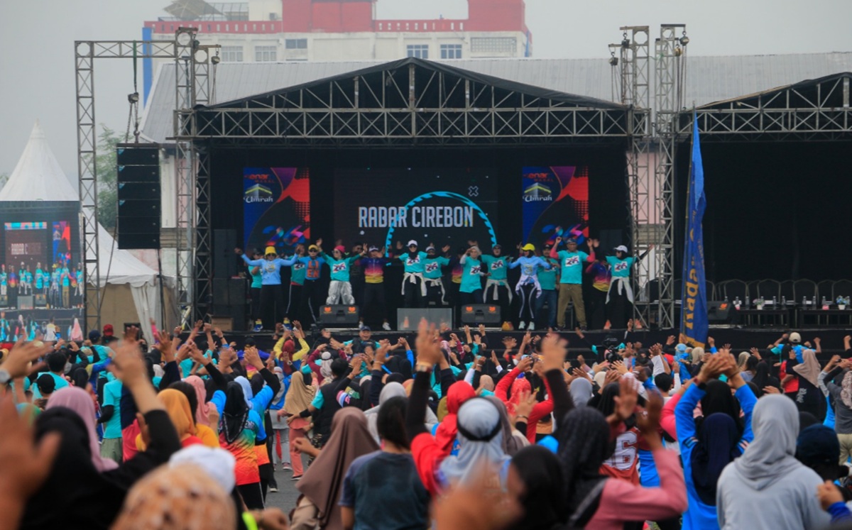 Ribuan Warga Padati Stadion Watubelah, Senam Massal HUT ke-26 Radar Cirebon Penuh Energi