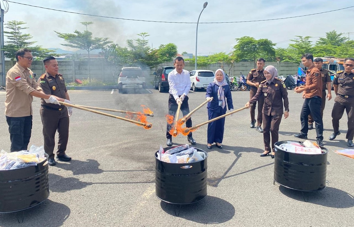 54 Perkara Inkracht, Kejari Majalengka Musnahkan Sabu, Ganja hingga Sajam