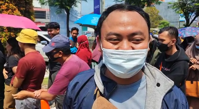 Perjuangan Warga Ngantri Penukaran Uang Baru di Grage Mall Cirebon: Hujan, Panas, Orang Diganti Sandal