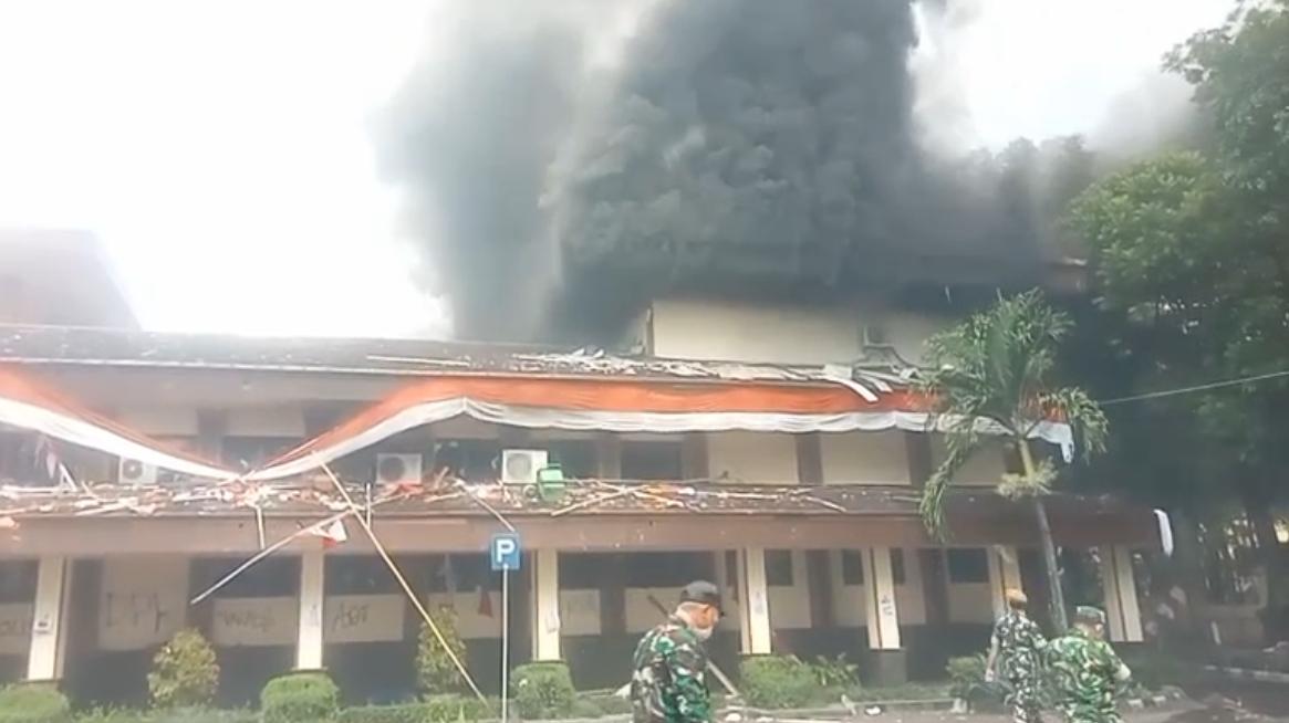 Demo di Cirebon Hari Ini, Gedung DPRD Kabupaten Cirebon Dibakar