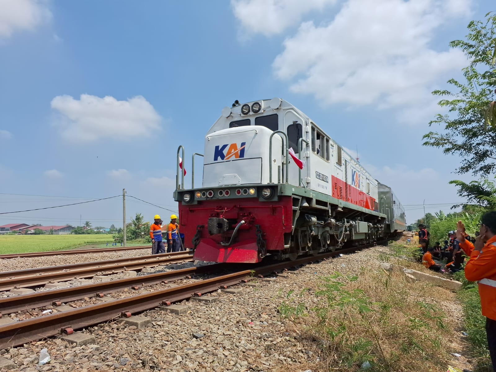 Perbaikan Jalur Kereta Api Beres, KA Argo Lawu Pertama Melintas