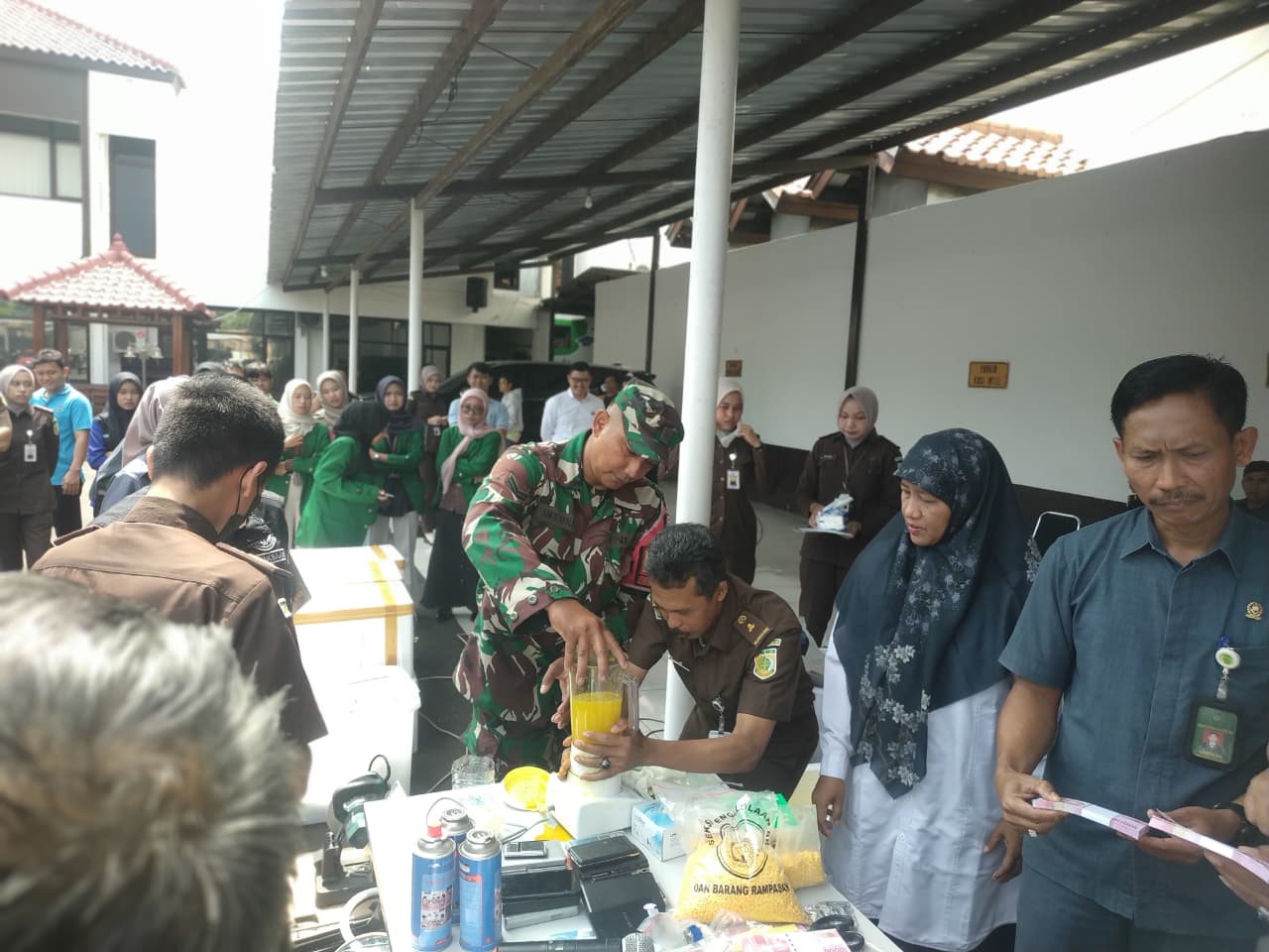 Babinsa Sukapura Hadiri Pemusnahan Barang Bukti di Kejari Kota Cirebon