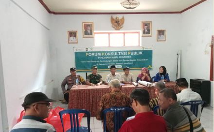 Bhabinkamtibmas Polsek  Gunung Jati Ciko Monitoring Pelaksanaan FKP  di Balai Desa Klayan