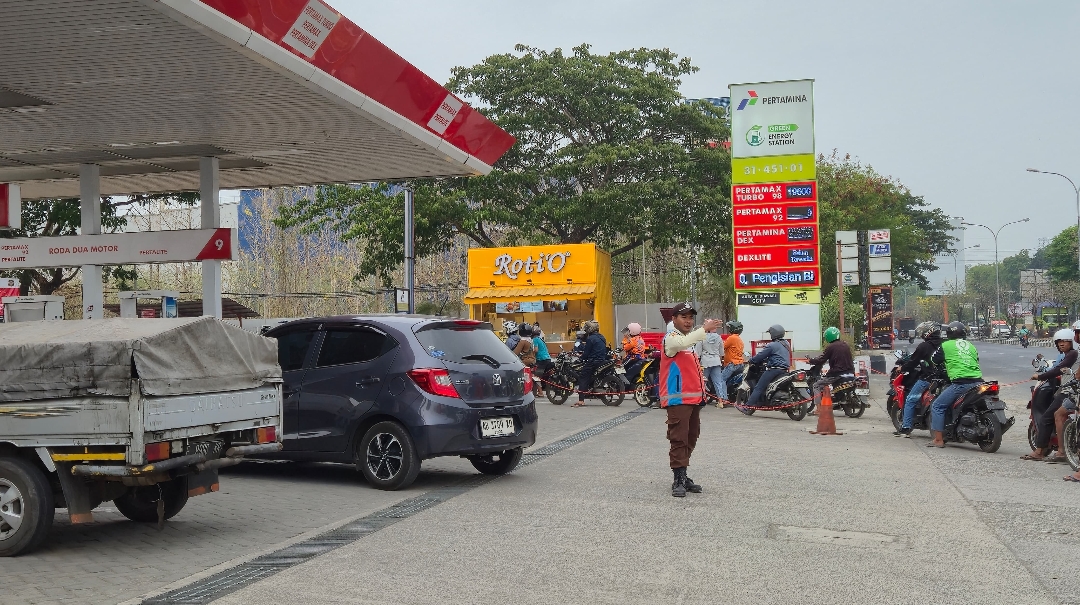 Hadapi Antrean BBM hingga 100 Meter di Cirebon, Marshal SPBU Punya Tugas Penting