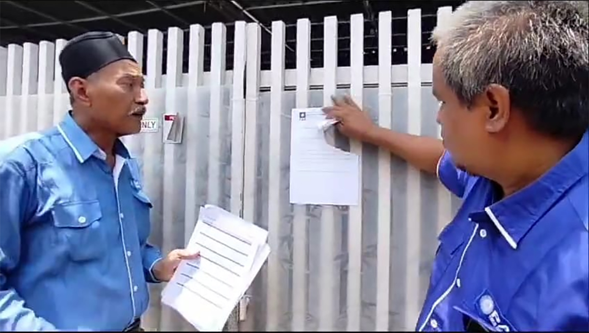 Murka, Heru Subagia menyobek Kertas Pengumuman di Kantor DPD PAN Kabupaten Cirebon 