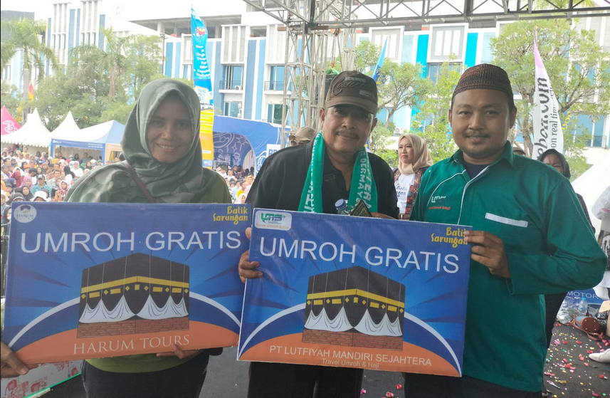 Pemenang Umrah Gratis Jalan Santai Batik Sarungan Radar Cirebon, Guru dari Jatiseeng