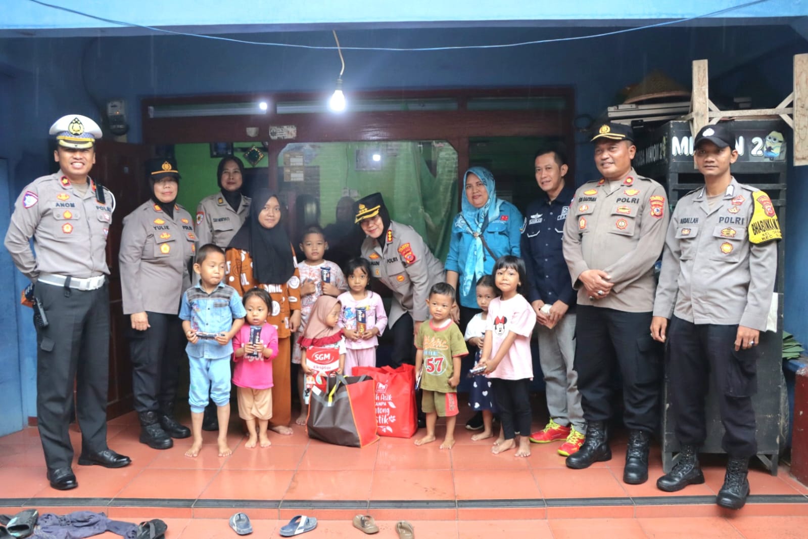 Kapolresta Cirebon Menjenguk dan Berikan Bantuan kepada Anak Asuh Stunting