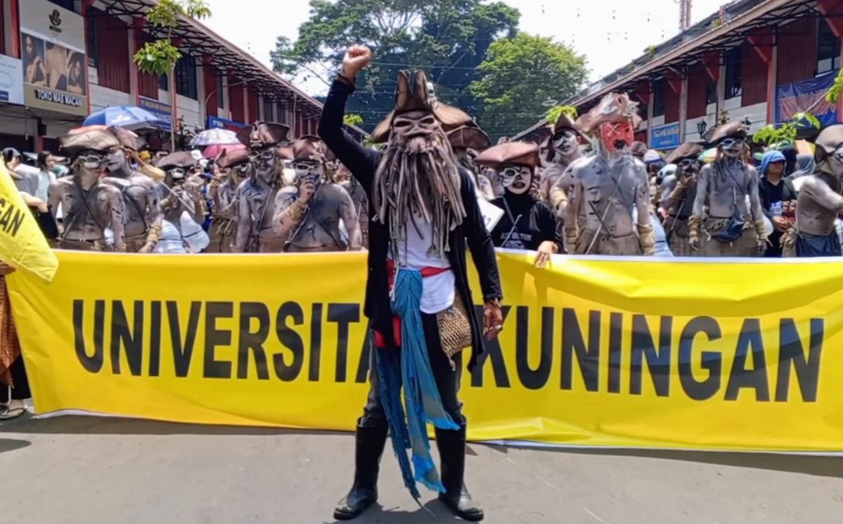 Kenakan Kostum Bajak Laut, Ini Pesan Mendalam Mahasiswa Uniku di Karnaval Hari Jadi Kuningan 2025  
