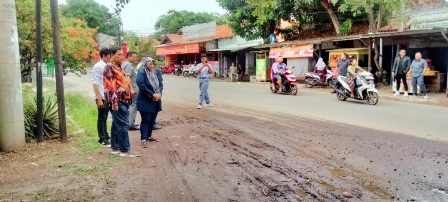 Pastikan Percepatan Perbaikan Infrastruktur, Komisi III DPRD Meninjau Jalan Rusak di Lemahabang