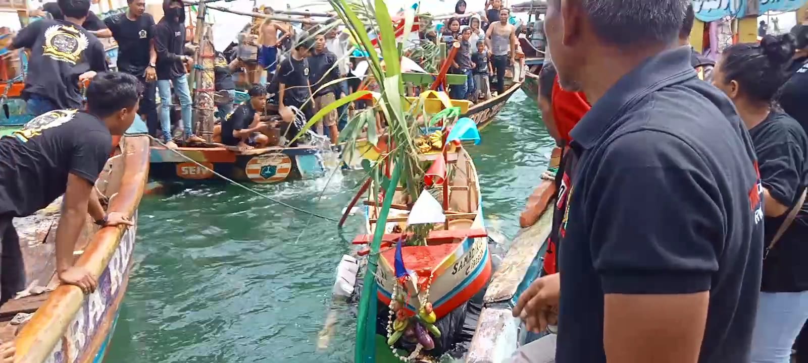 Nadran Cirebon 2022, Nelayan Samadikun Larung Ancak di Tengah Laut