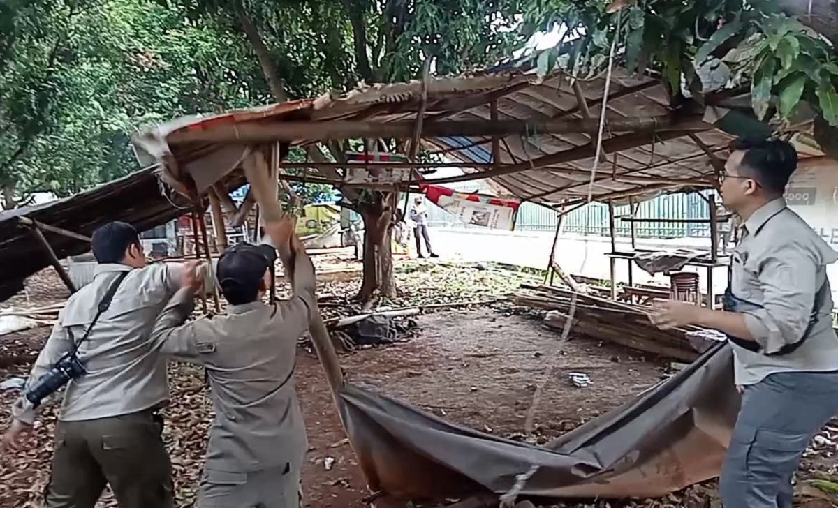 Petugas Gabungan Bongkar Lapak dan Warung di Kawasan Bima Kota Cirebon