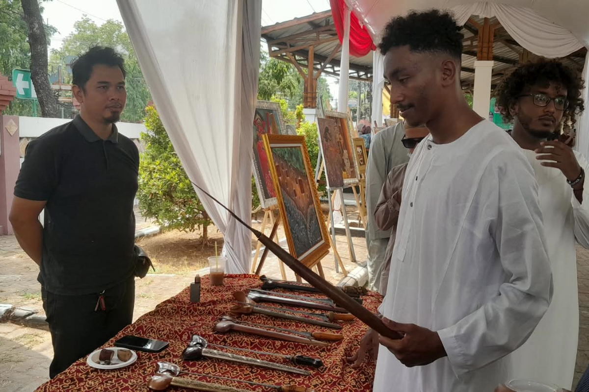 Mahasiswa Internasional Terpikat Lukisan Kaca dan Topeng Cirebon di Museum Cakrabuana