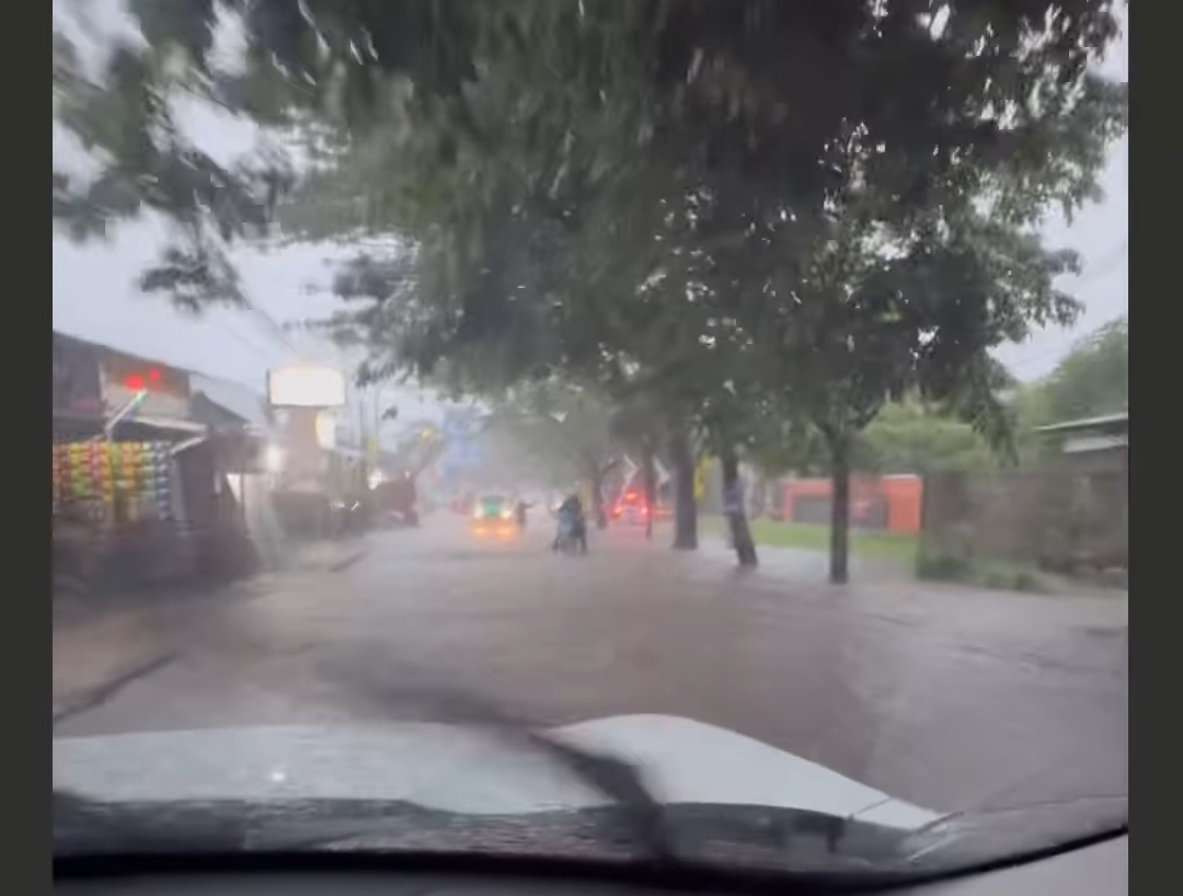 Cirebon Hujan Deras Diprakirakan sampai Pukul 19.00 WIB, Jalanan Tergenang Banjir