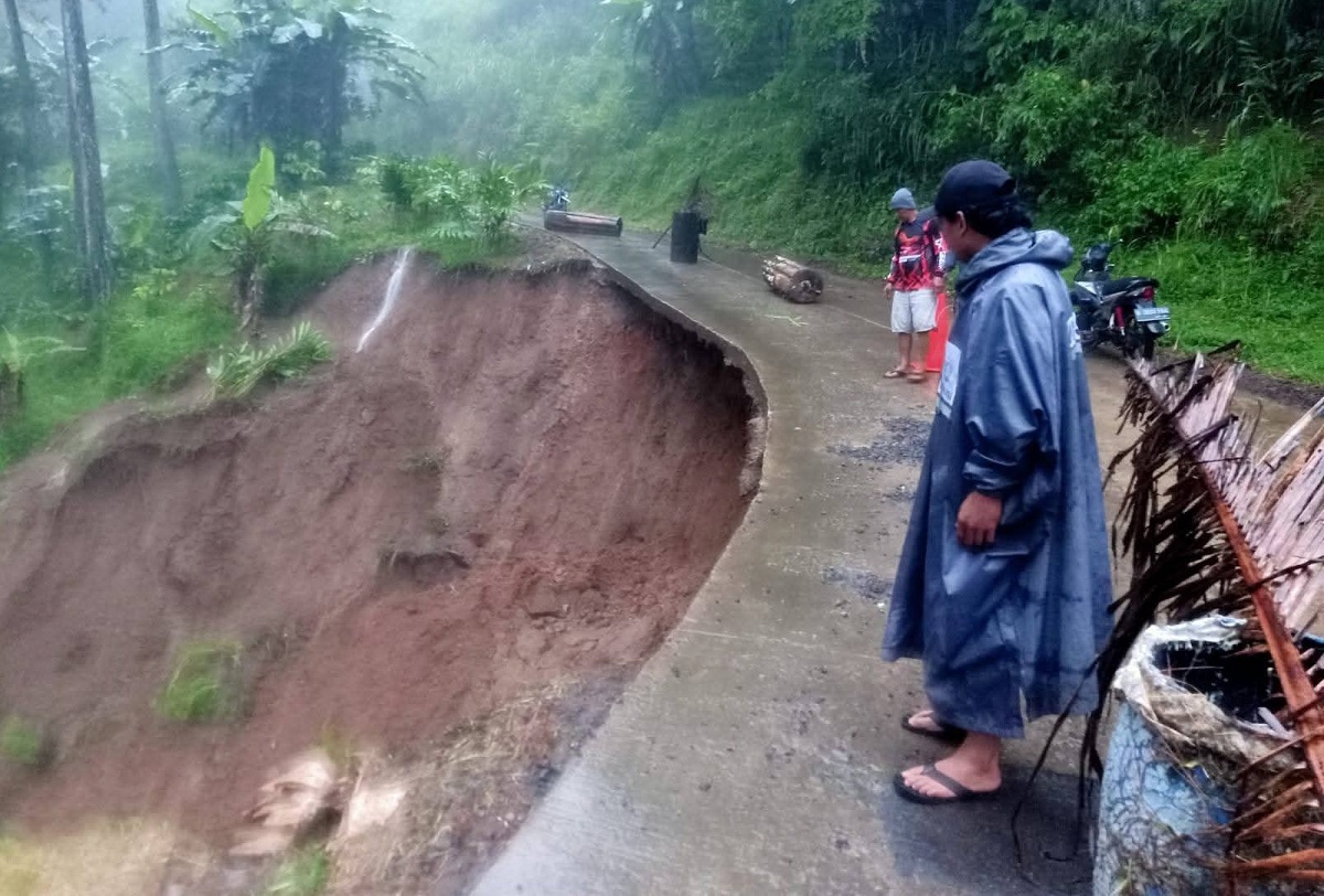 Longsor Ancam Putusnya Jalan Cilebak–Ciwaru, BPBD Kuningan Imbau Warga Tingkatkan Kewaspadaan