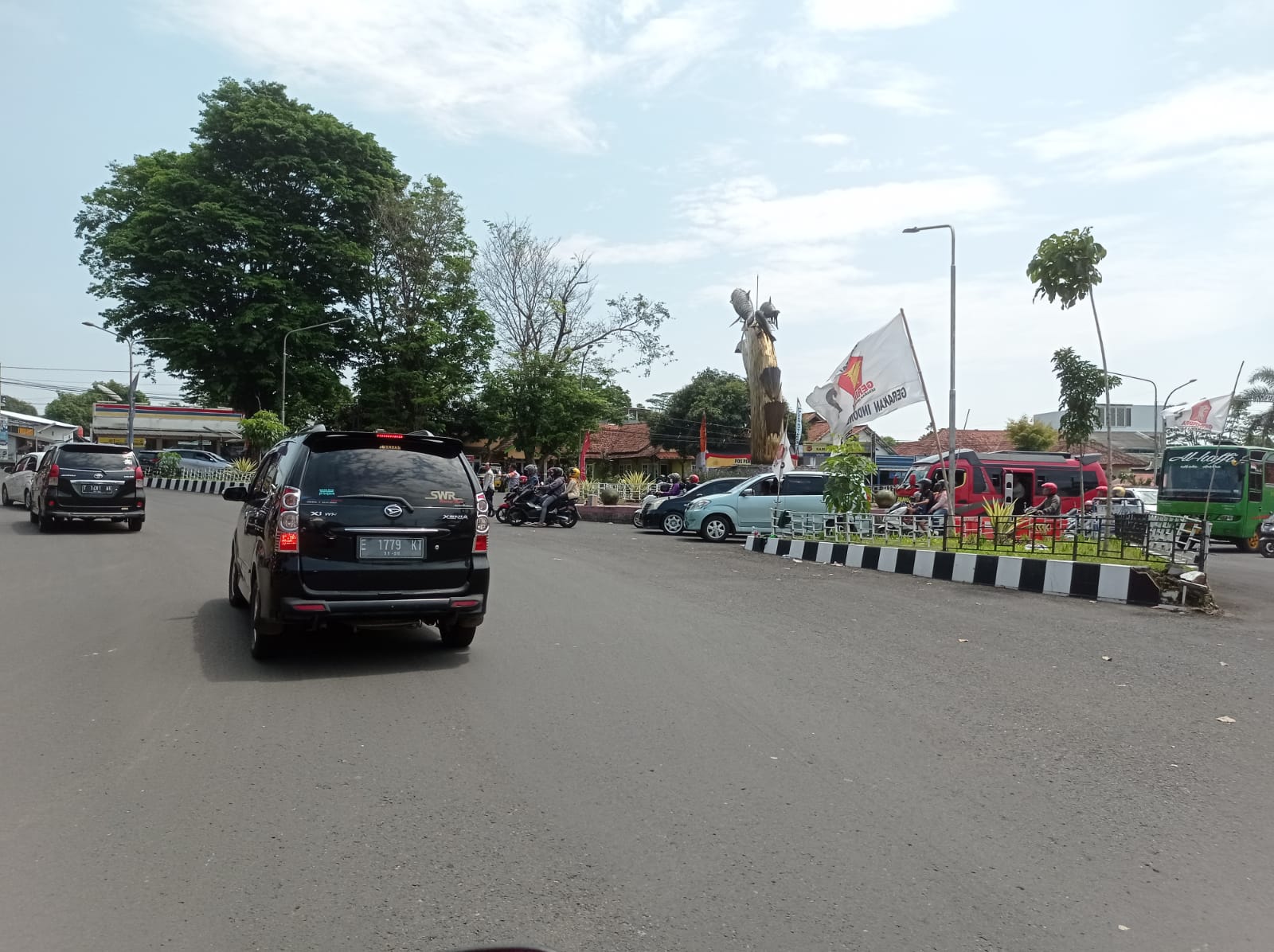 Hari Kedua Lebaran, Kendaraan Pemudik dan Wisatawan Bertemu, Jalan Cirebon-Kuningan Alami Kepadatan