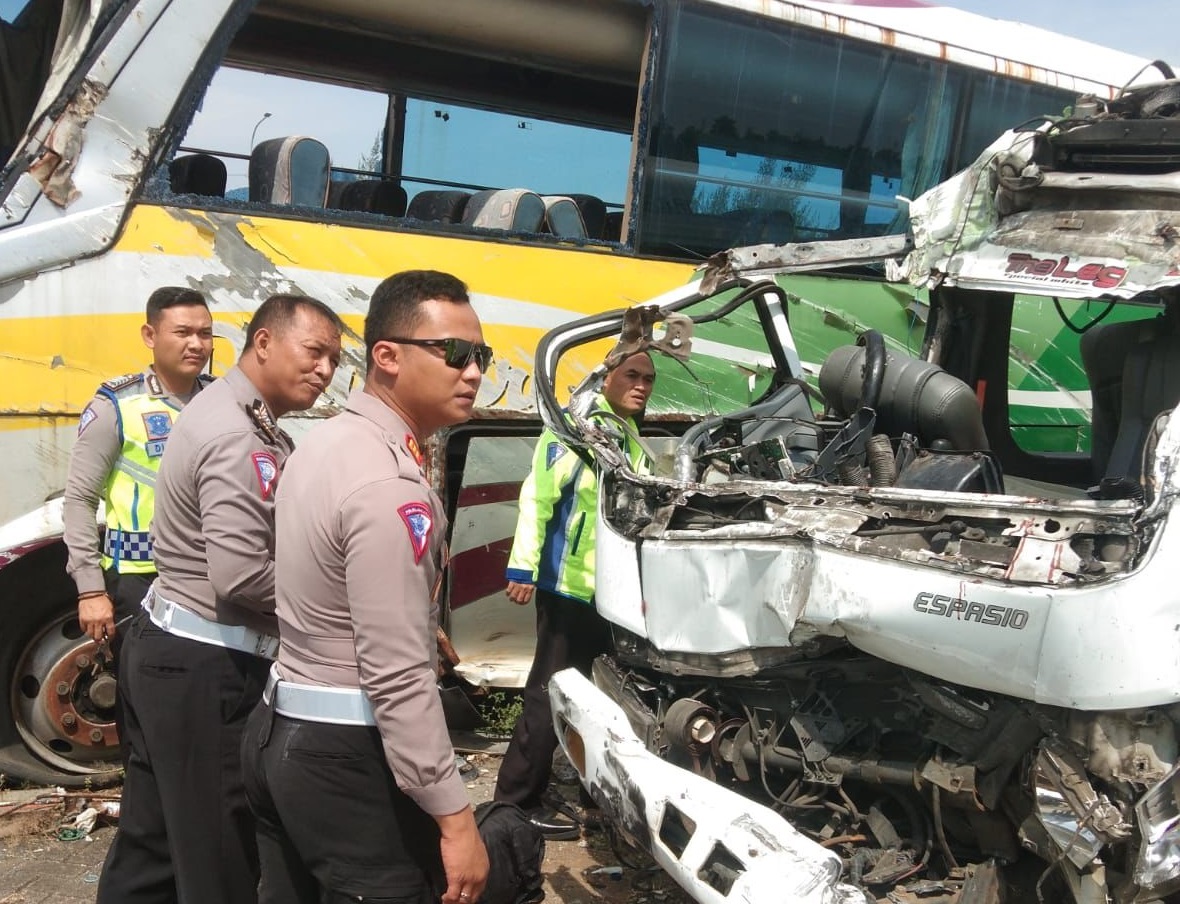 Perkembangan Kecelakaan di Tol Cipali Km 136, Sopir Truk Kabur, Masih Dalam Pencarian