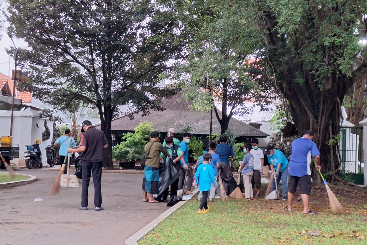 100 Relawan Clean The City Cirebon Berkumpul di Keraton Kanoman, Gelar Aksi Kebersihan di Awal Tahun   