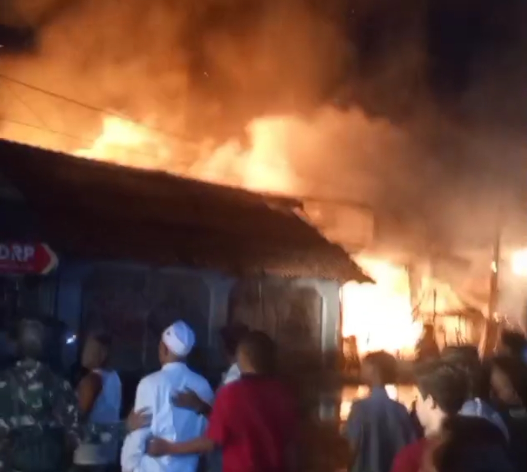 BREAKING NEWS! Sijago Merah Melahap Dua Bangunan di Kemantren Cirebon 