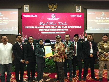 KPU Resmi Tetapkan Imron-Agus sebagai Bupati dan Wakil Bupati Cirebon