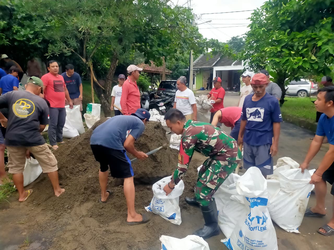 Babinsa Pegambiran Kerja Bakti Pengisian Karung Pasir dan Tanah, Upaya Pencegahan Banjir