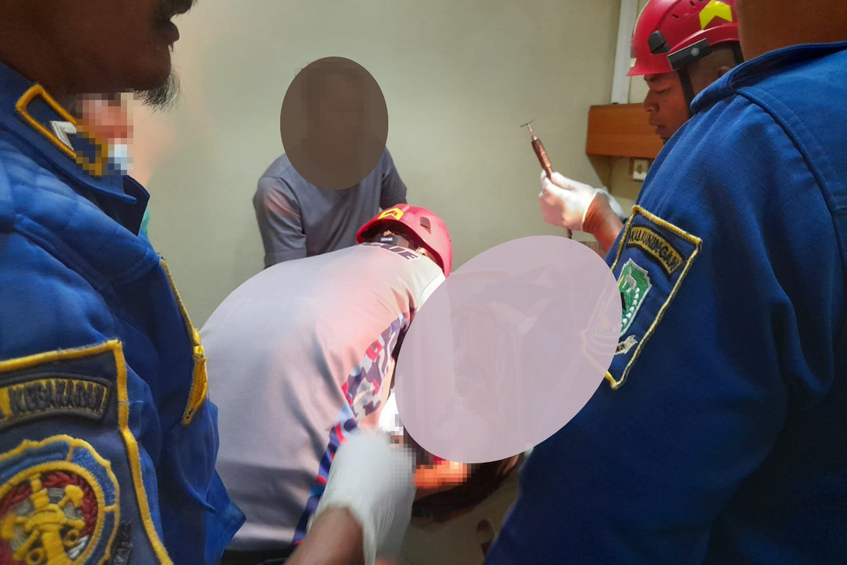 Alat Kelamin Pria di Kuningan Tersangkut di Botol Plastik, Berhasil Dilepas setelah Damkar Turun Tangan