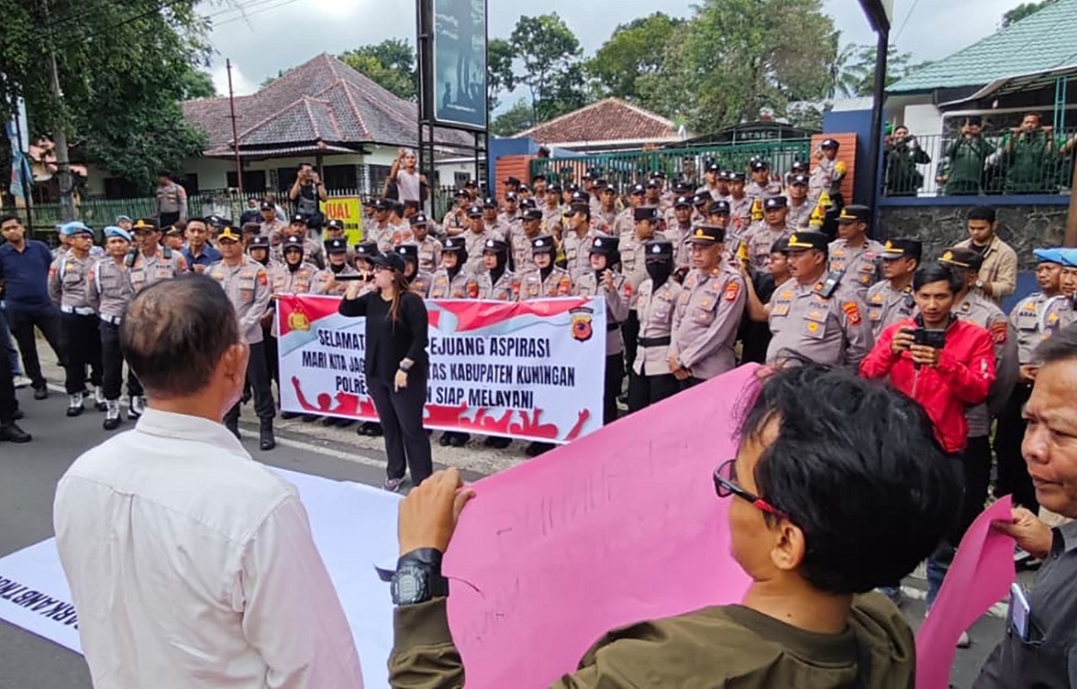 Demo ALAMKU di Depan Balai TNGC, Orator: Mereka Lebih Rela Kita Sengsara!