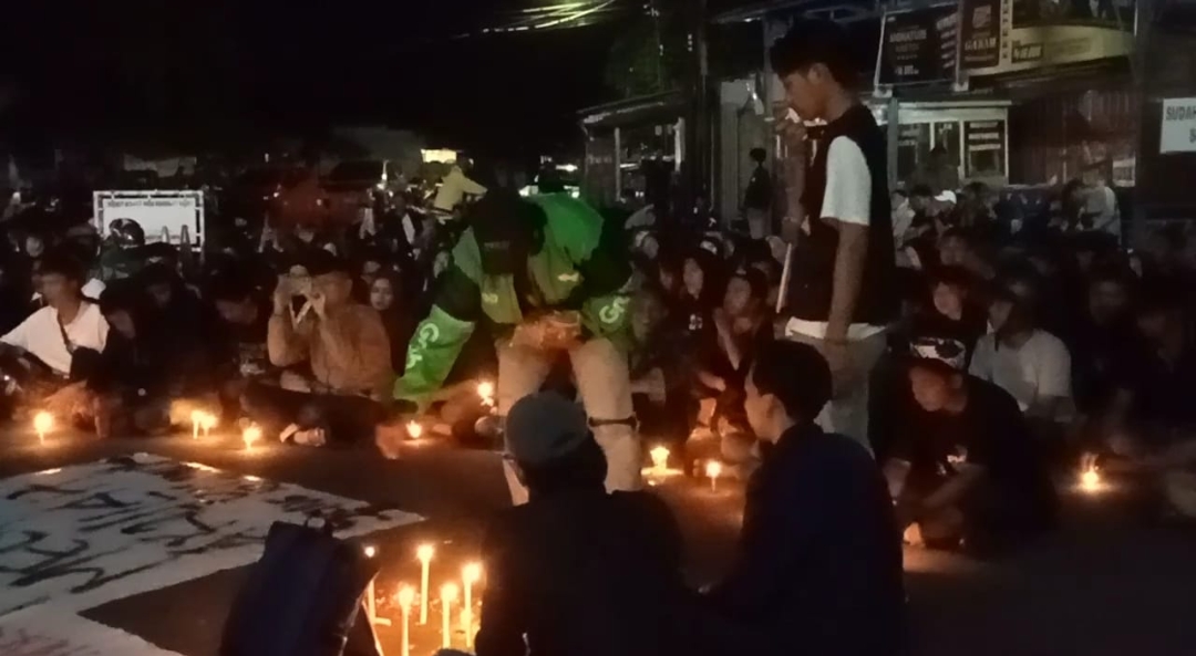 Gelar Aksi Damai, Ratusan Mahasiswa dan Driver Ojol Tabur Bunga Depan Polres Cirebon Kota 