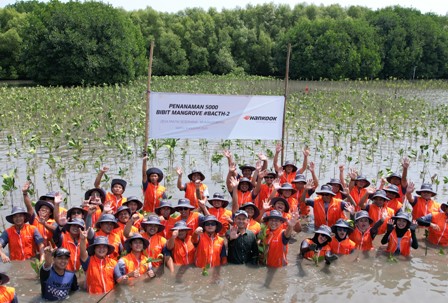 HUT ke-80 RI, Hankook Gandeng Warga Tanam 5.000 Mangrove di Pesisir Muara Gembong