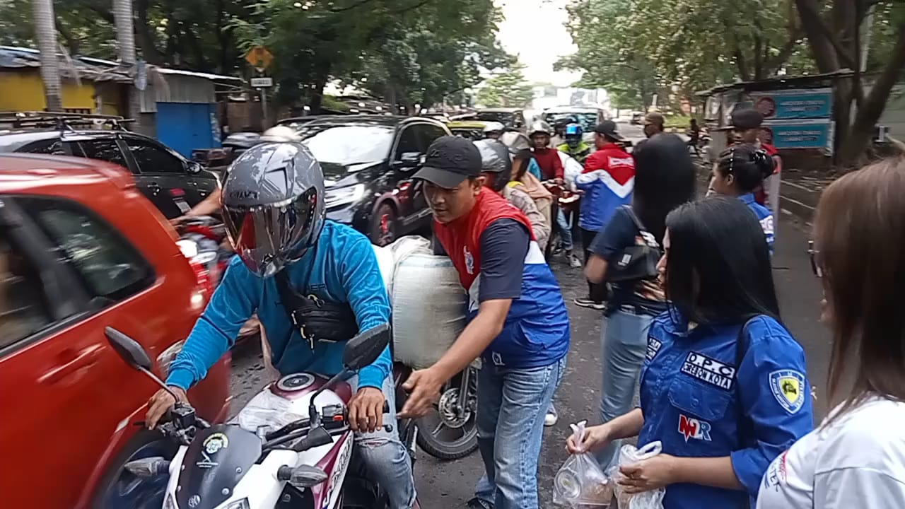 Moonraker Cirebon Bersatu Gelar Aksi Sosial Bagi Takjil di Penghujung Bulan Ramadan 