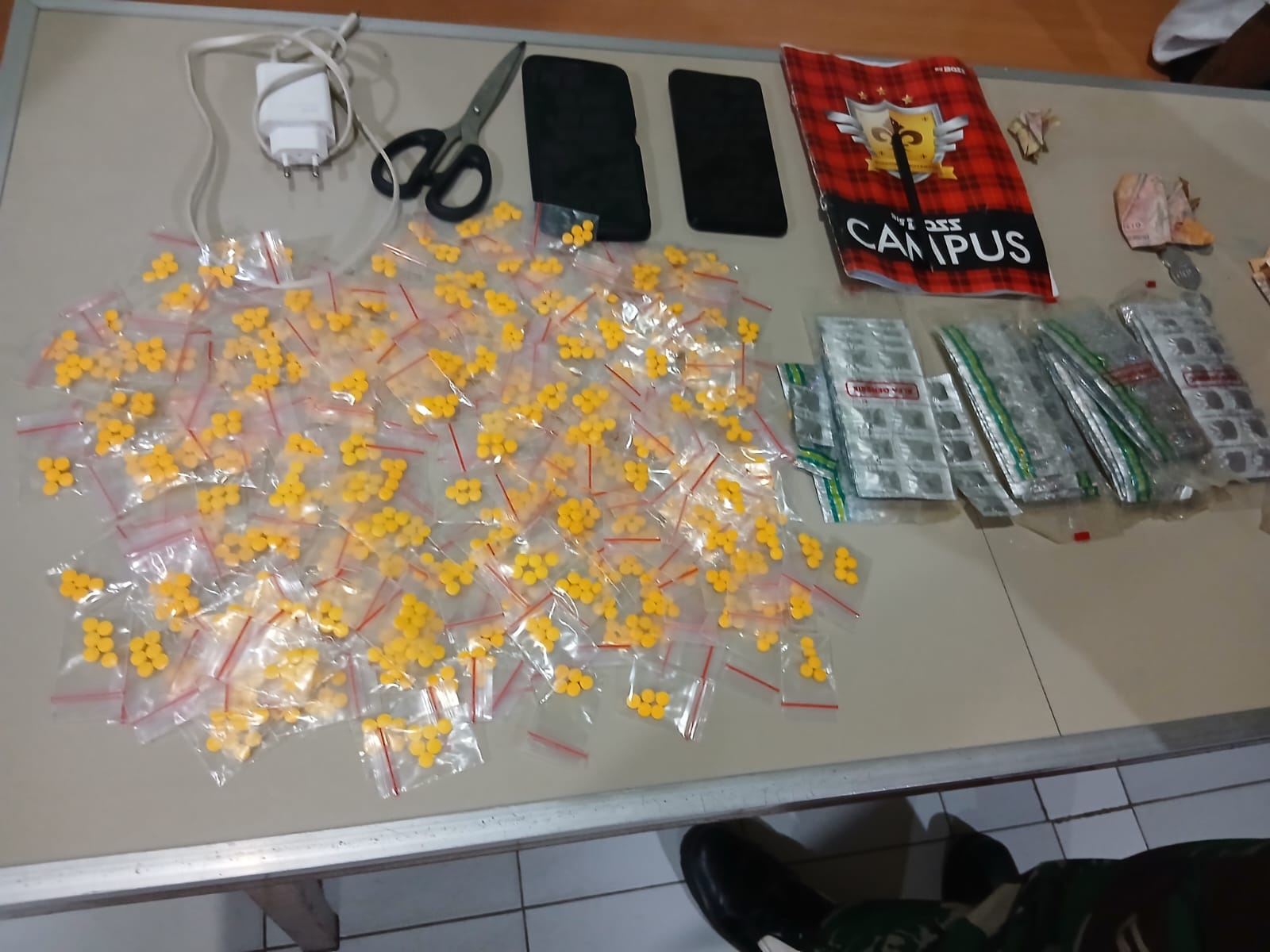 Dapat Laporan dari Masyarakat, Anggota TNI di Indramayu Ringkus Pengedar Obat-obatan Terlarang