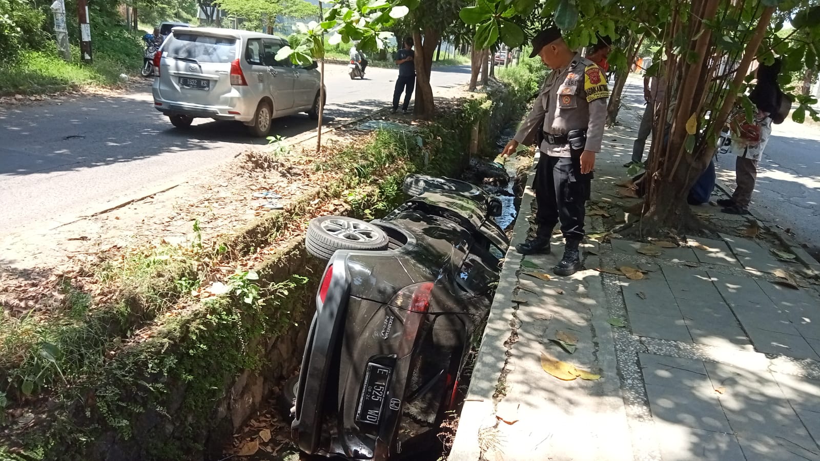 Mengantuk, Honda HR-V Masuk Parit di Jl Terusan Pemuda Cirebon