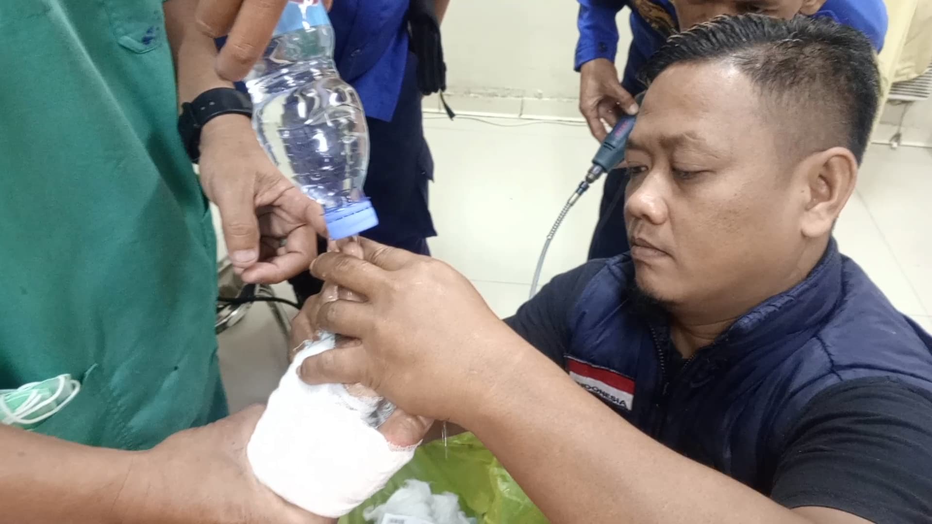Damkar Bantu Evakuasi Pasien Berkebangsaan Prancis di Kuningan Alami Luka Bakar