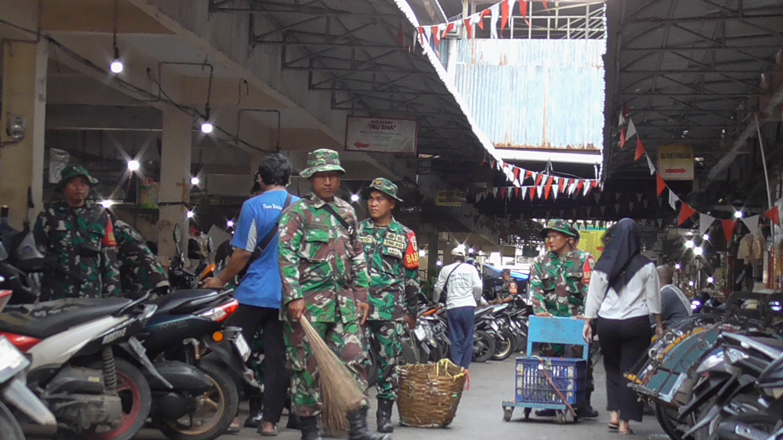 Kodim 0614/Kota Cirebon Gelar Bhakti Teritorial Prima Bersih-Bersih Pasar