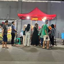 Berburu Jajanan! Street Food Hits, Kulineran Malam di Toha Cirebon