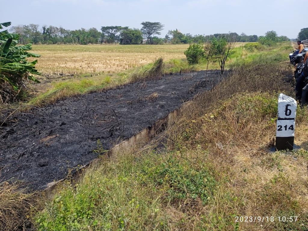 KAI Daop 3 Cirebon Menghimbau Masyarakat untuk Tidak Membakar Sampah di Sekitar Jalur Kereta Api