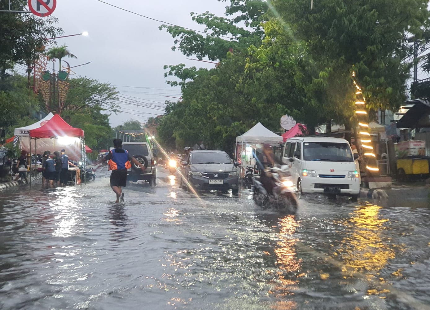 Hujan Sejak Pagi, Sejumlah Ruas Jalan Protokol Indramayu Terendam Banjir