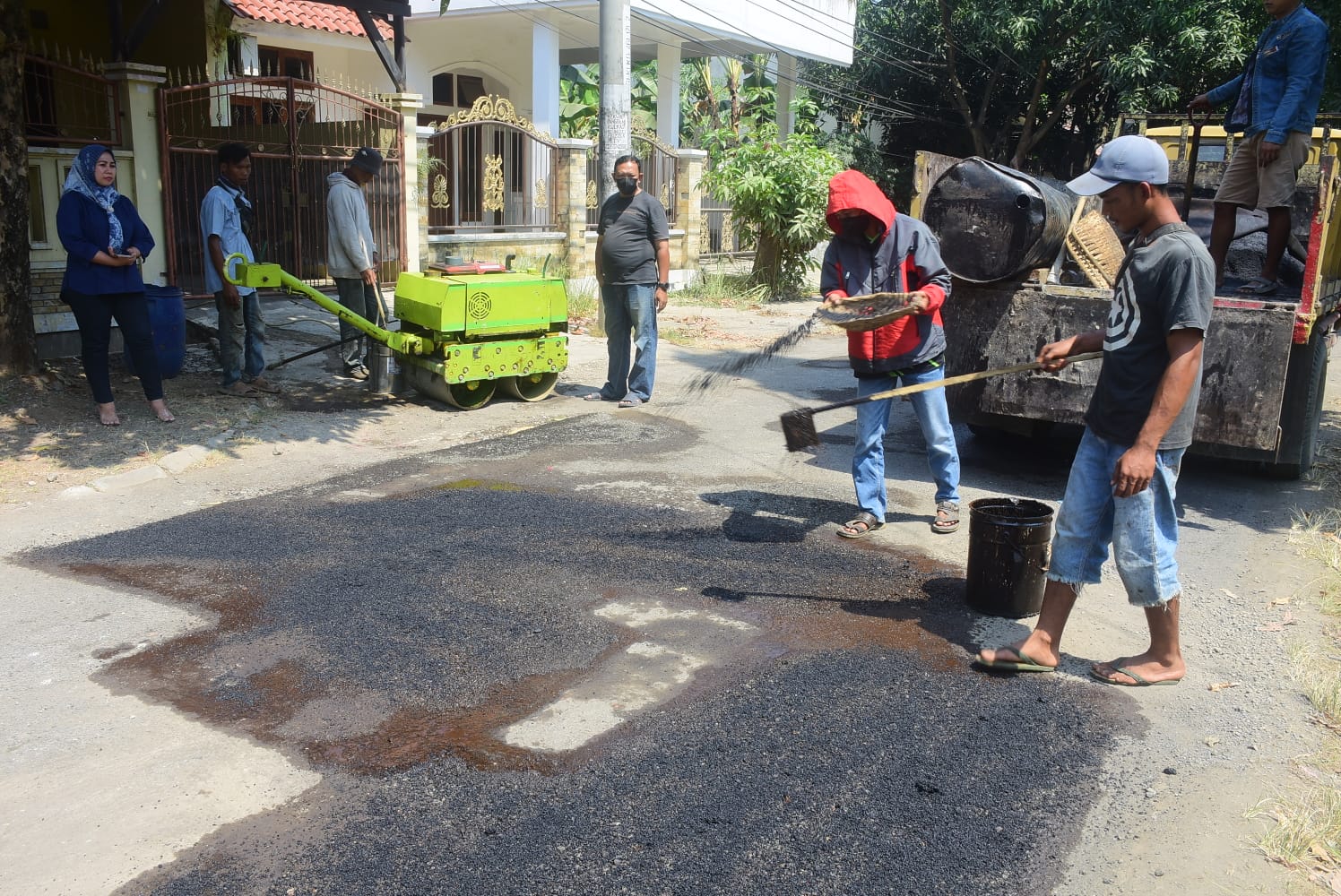 Respon Keluhan Warga, Bacaleg Novi Widiarti Lakukan Pengaspalan Jalan