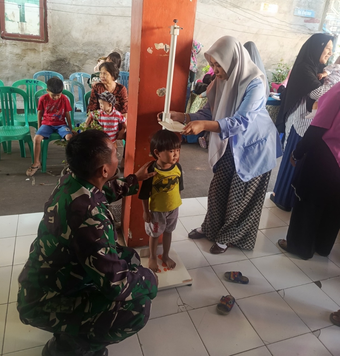 Pastikan Warga Tercukupi Gizinya, Babinsa Kesambi Hadiri Kegiatan Posyandu