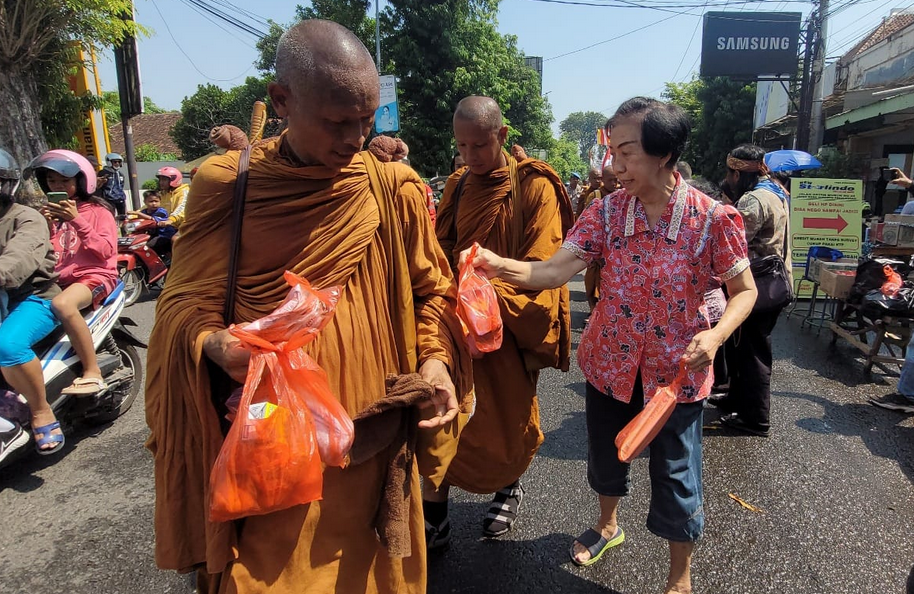 Bhiksu Thudong Menyampaikan Pesan Penting di Kendal, Bhante Wawan: Banyak Informasi yang Salah