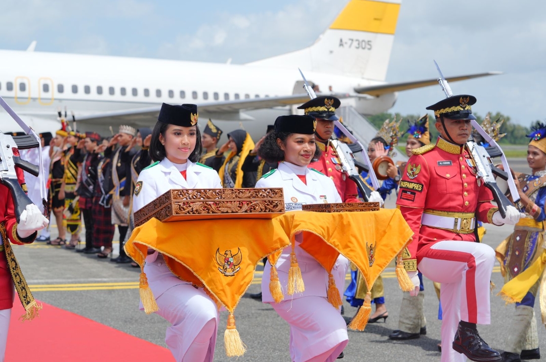 Kepala BPIP Sambut Iringan Duplikat Bendera Pusaka dan Teks Proklamasi ke Kaltim 