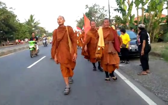Sebelum ke Cirebon, 32 Bhiksu Jalan Kaki dari Thailand Menginap di Jatibarang Indramayu 