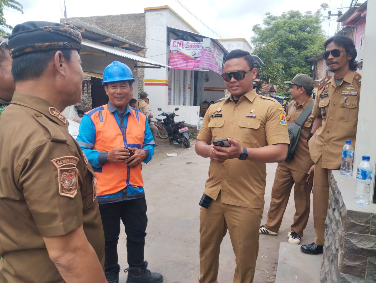 Tanggungjawab Bersama, Plt Camat Astanajapura Ajak Warga Peduli Sungai dan Jalan Bebas Sampah