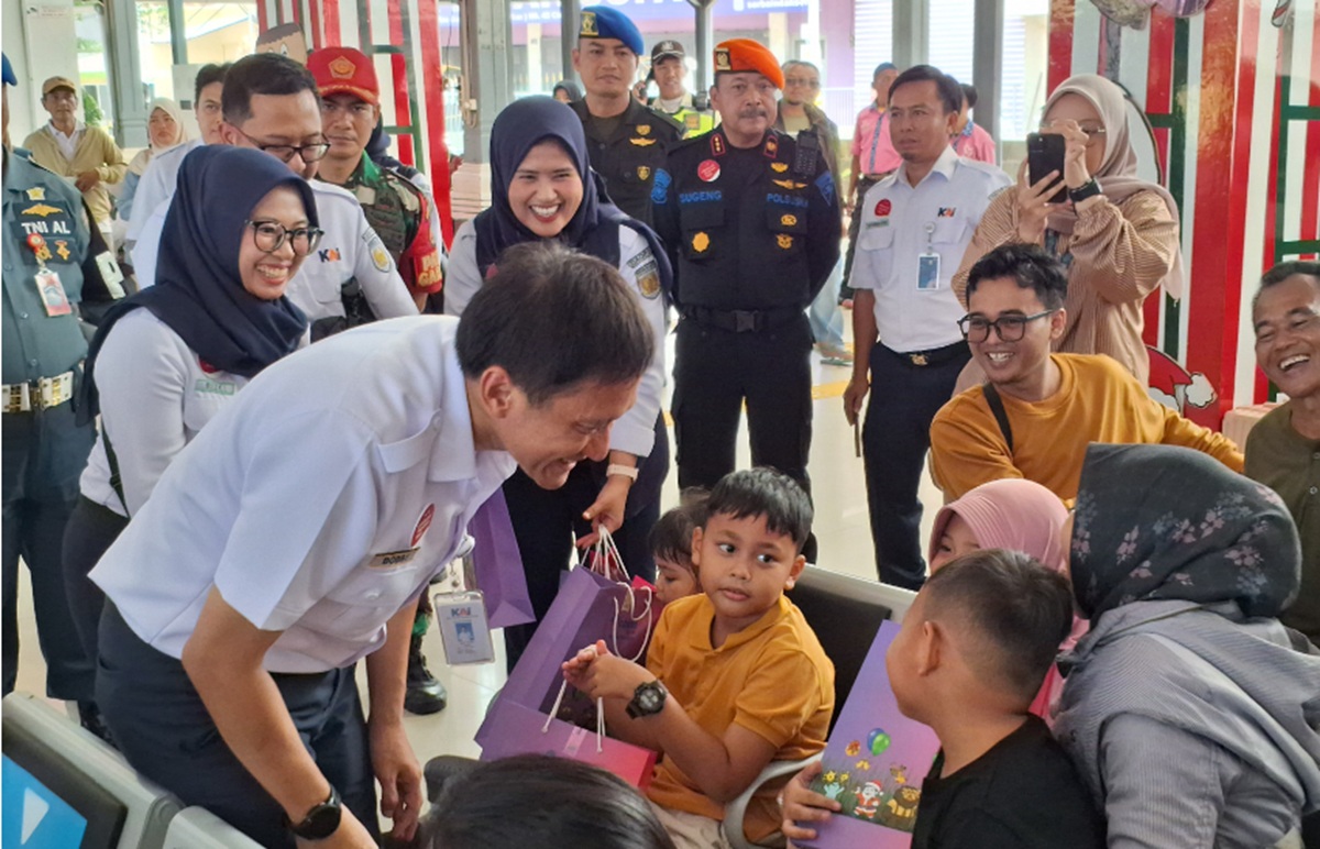 Turun ke Cirebon di Tengah Padatnya Nataru, Begini Pesan Dirut KAI ke Penumpang