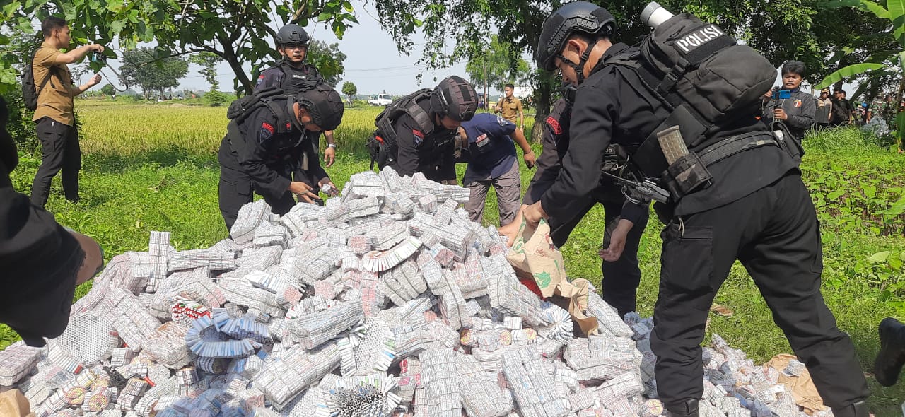 Polres Indramayu Musnahkan Jutaan Petasan Siap Edar 