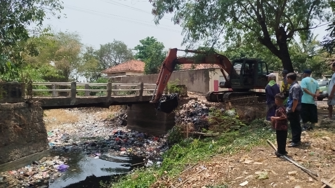Sampah Menumpuk Lebih dari 100 Meter, Sungai Singaraja Cirebon Akhirnya Dibersihkan