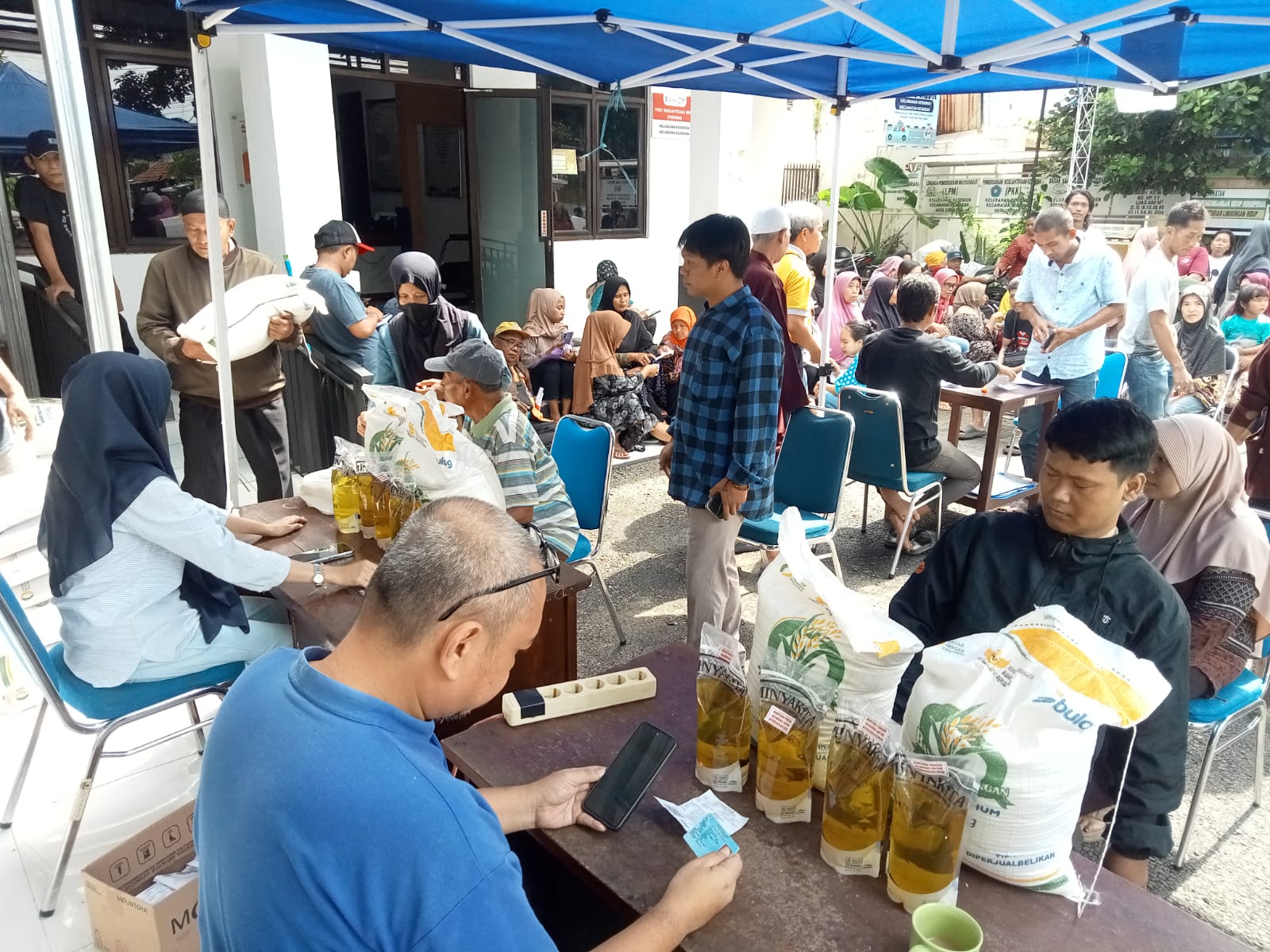 Kelurahan Kesenden Salurkan Bantuan Pangan, 1.463 Warga Terima Beras dan Minyak Goreng