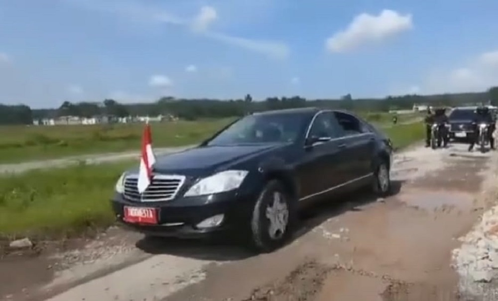 OFF ROAD! Momen Mobil Presiden Jokowi Libas Jalan Rusak di Lampung