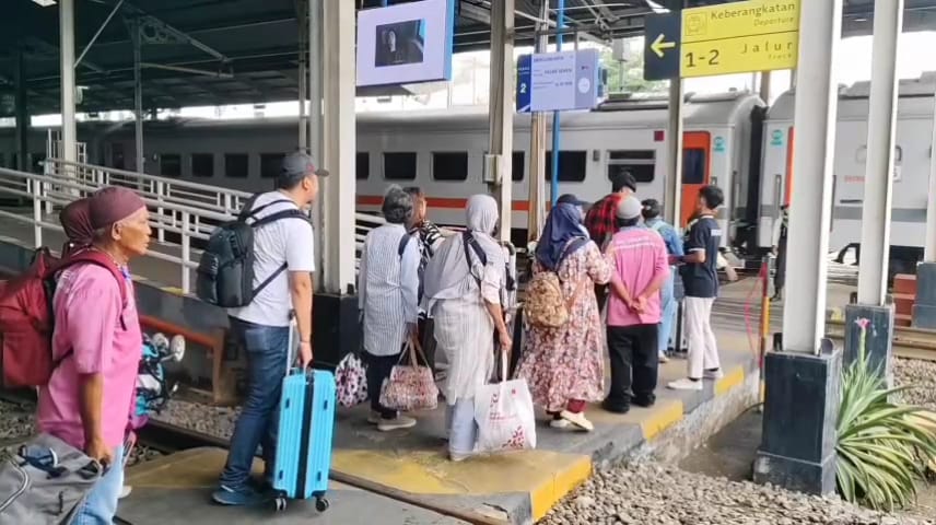 Stasiun Cirebon Ramai Sejak Siang, KAI Prediksi Puncak Arus Balik Besok