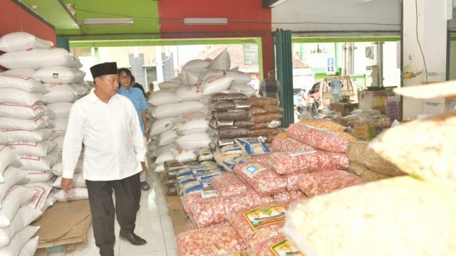 Wagub Uu Tinjau Pabrik Jajanan di Desa Margaluyu Ciamis